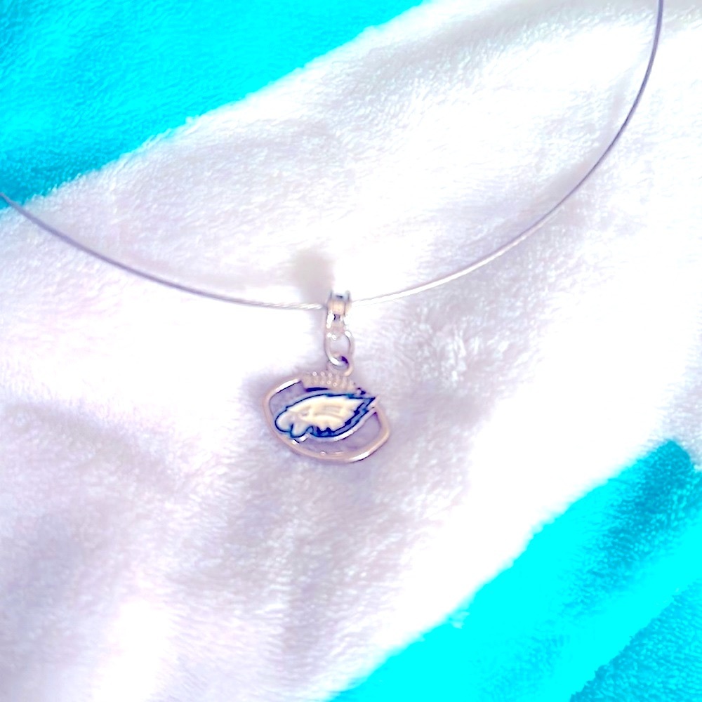 SALE💚Phila Eagles Charm + Bonus Neck Wire